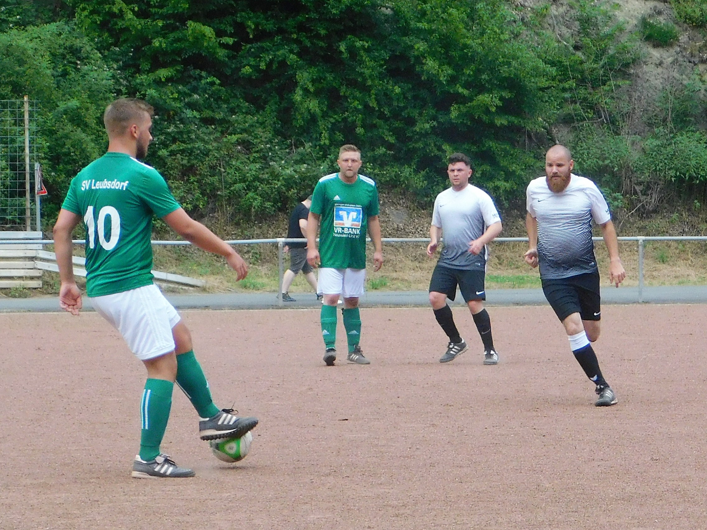 You are currently viewing Auf roter Erde ins Halbfinale