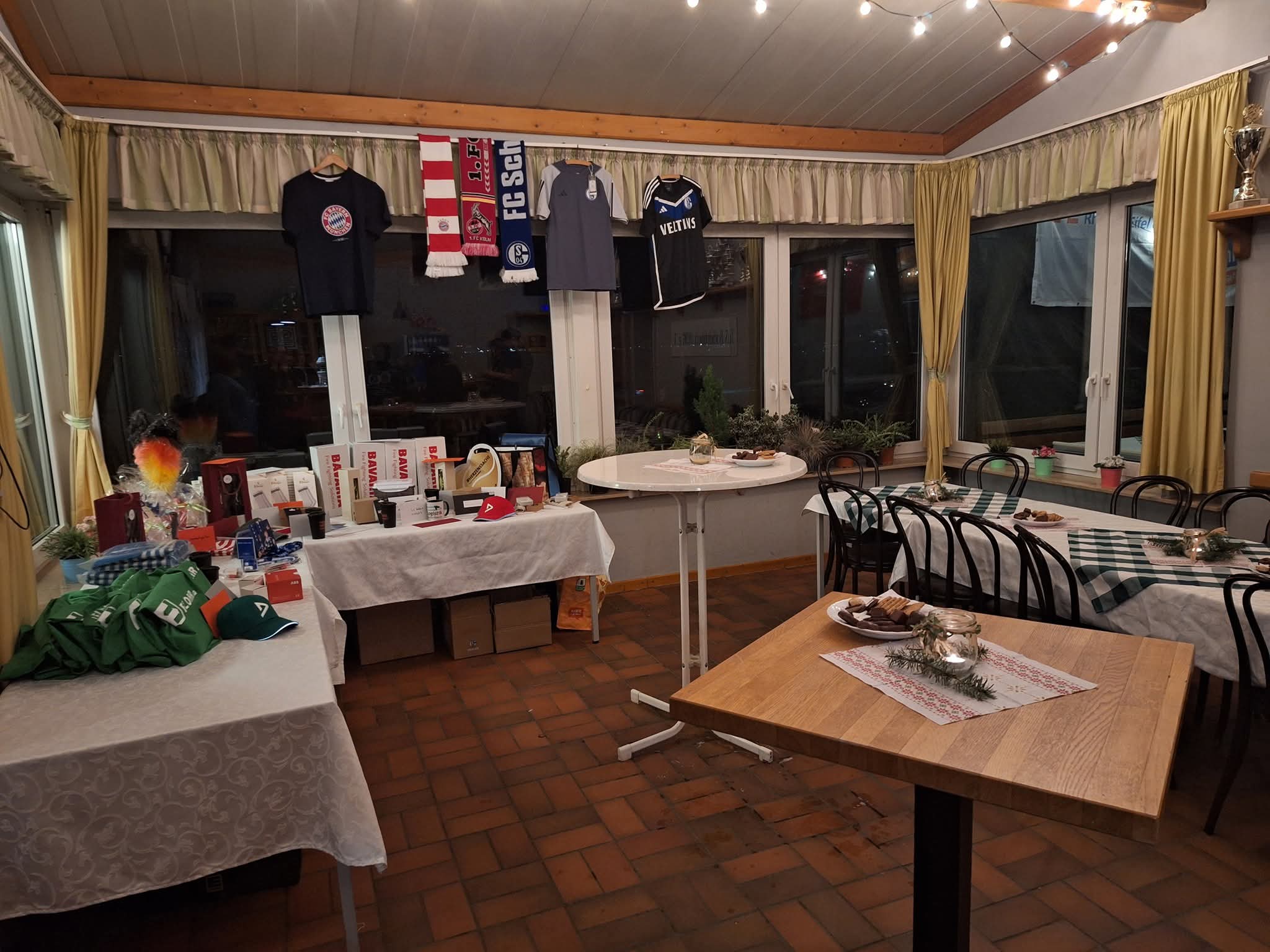 Read more about the article Weihnachtsfeier des TuSRodenbach – ein stimmungsvoller Abend für Groß und Klein 🎄