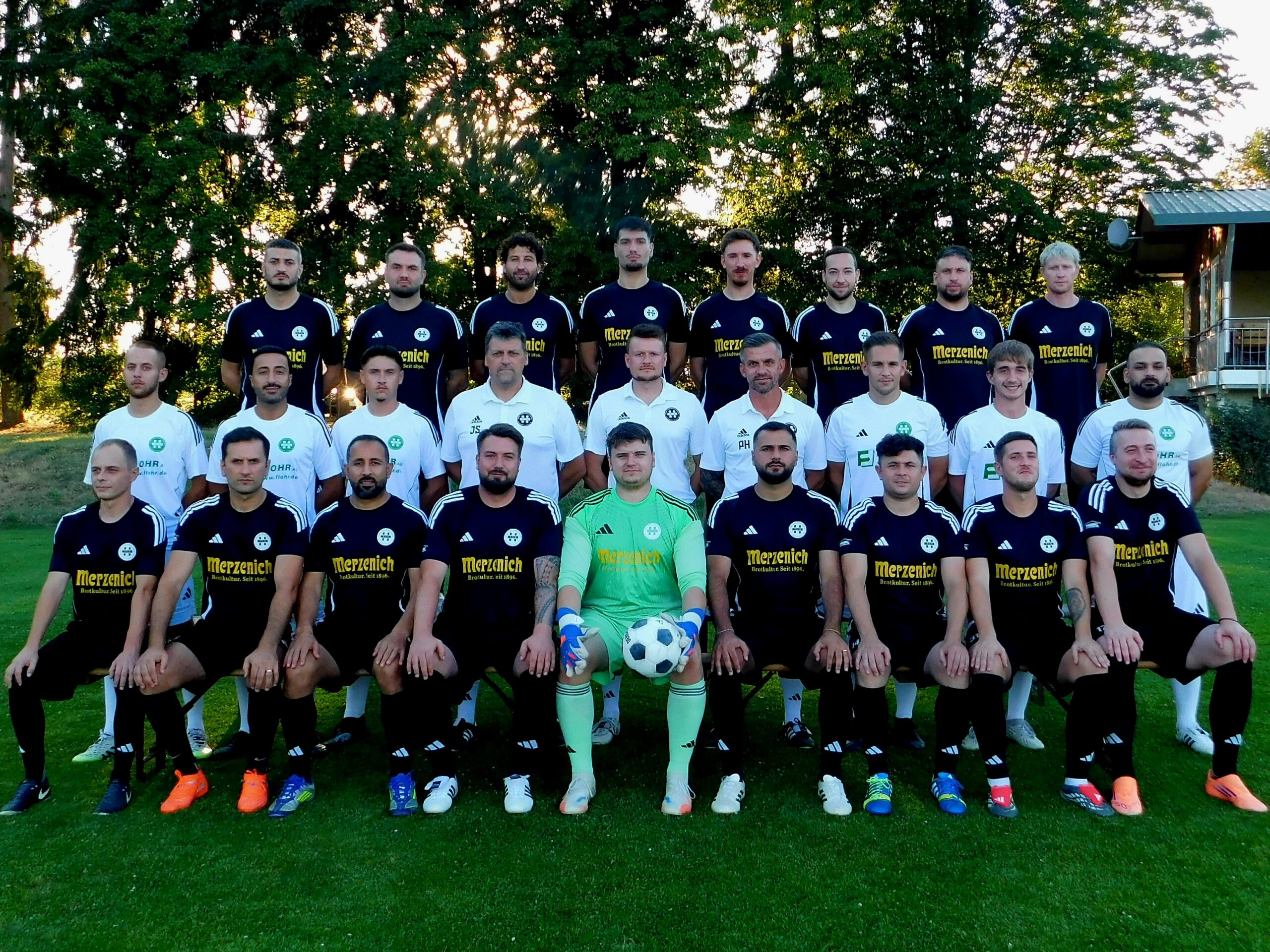 Read more about the article Bereit für die Saison 2026/27: Der TuS Rodenbach präsentiert das neue Mannschaftsfoto ⚽️
